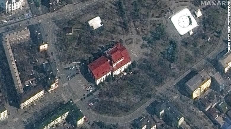 U bombardua nga forcat ruse, nga rrënojat e teatrit të Mariupolit po dalin njerëz të gjallë