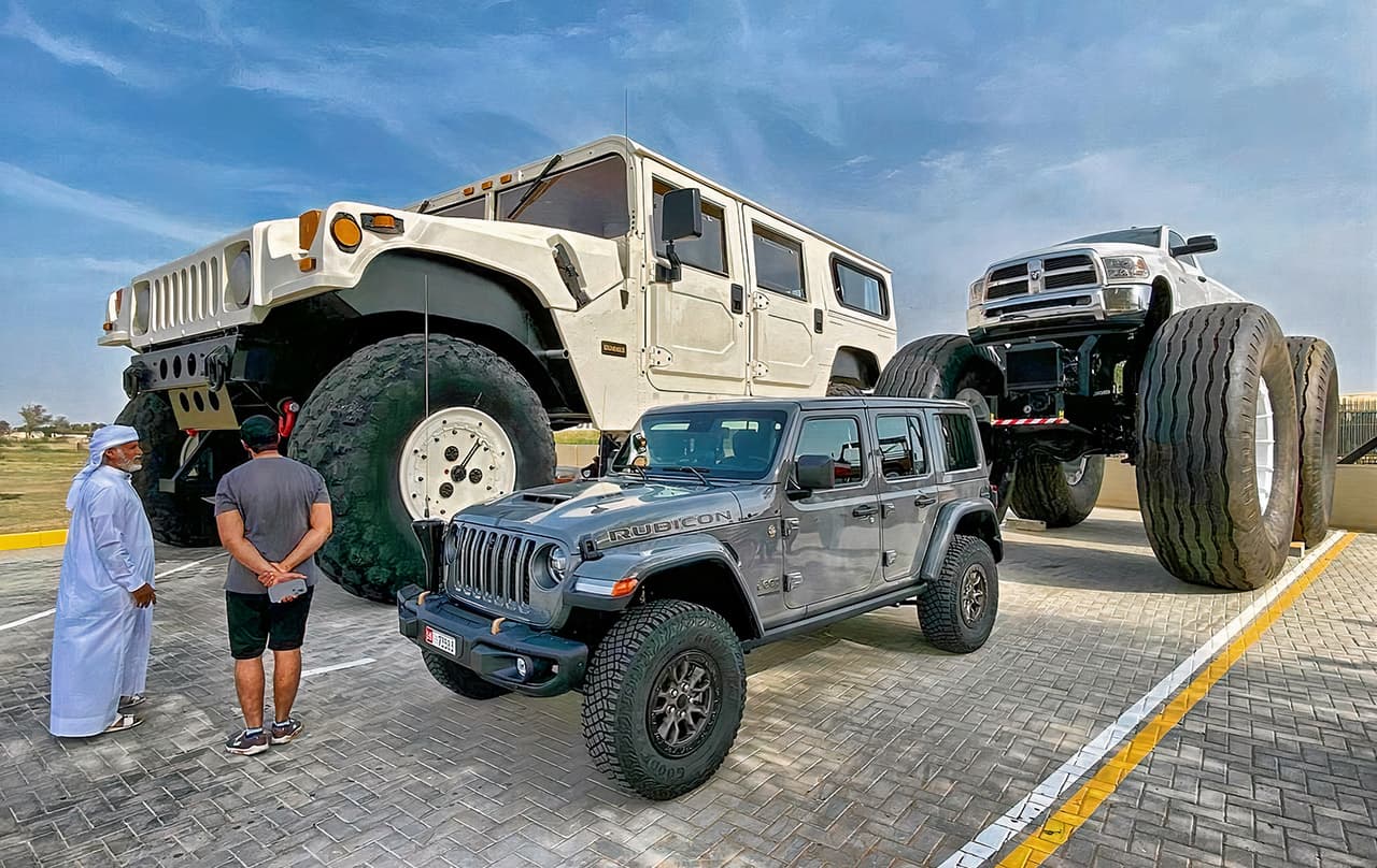 Hummer-i më i madh në botë, 14 metra i gjatë dhe 6 i lartë, thuajse i pamundur ta ngasësh