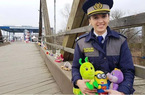 Ura e fëmijëve mes Ukrainës dhe Rumanisë, ku ka nga një lodër për çdo refugjat të vogël