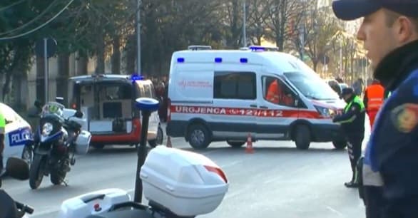 Aksident i dyfishtë në Tiranë, plagosen dy persona