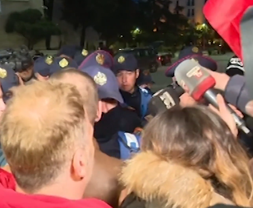 Tentuan t’i largonin nga sheshi, protestuesit përplasen me policinë