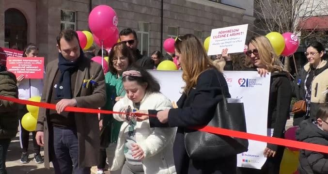 “Eja të kesh një shok për kokë”/ Marshim në mbështetje të personave me sindromën Down (VIDEO)