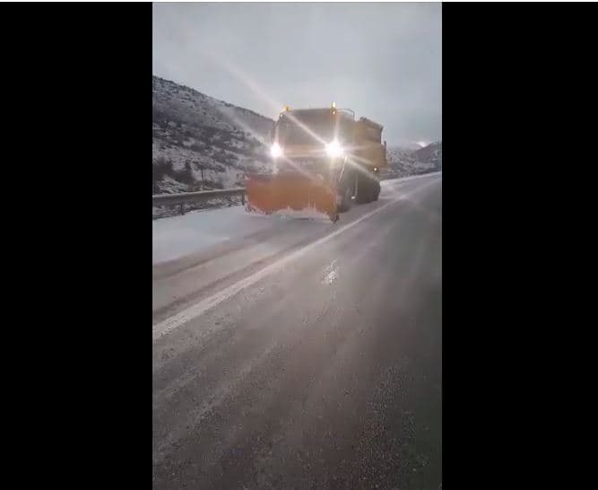   Temperatura -5°C/ ARRSH: Aksi Qafë Thanë-Kapshticë u pastrua me mjete borëpastruese