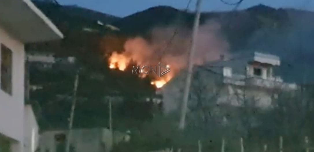 Vlorë, zjarr me përmasa të mëdha pranë Shkollës Tregtare/Video