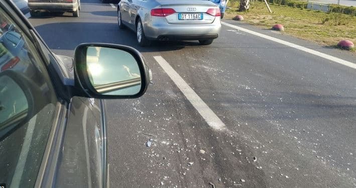 Përplasen dy makina në Tiranë-Durrës, 3 të plagosur