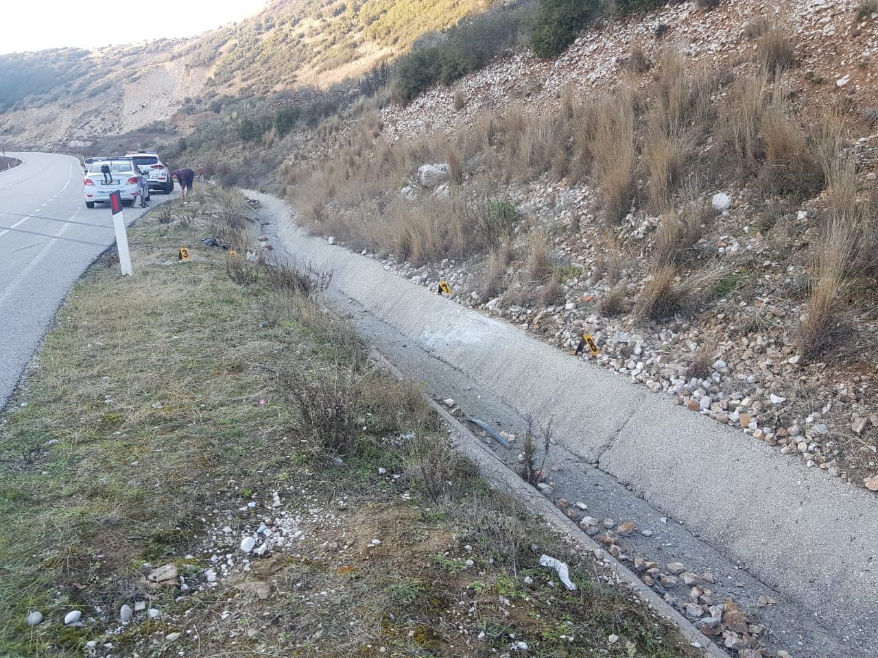Aksident në afërsi të Memaliajt, mjeti del nga rruga, plagoset shoferi