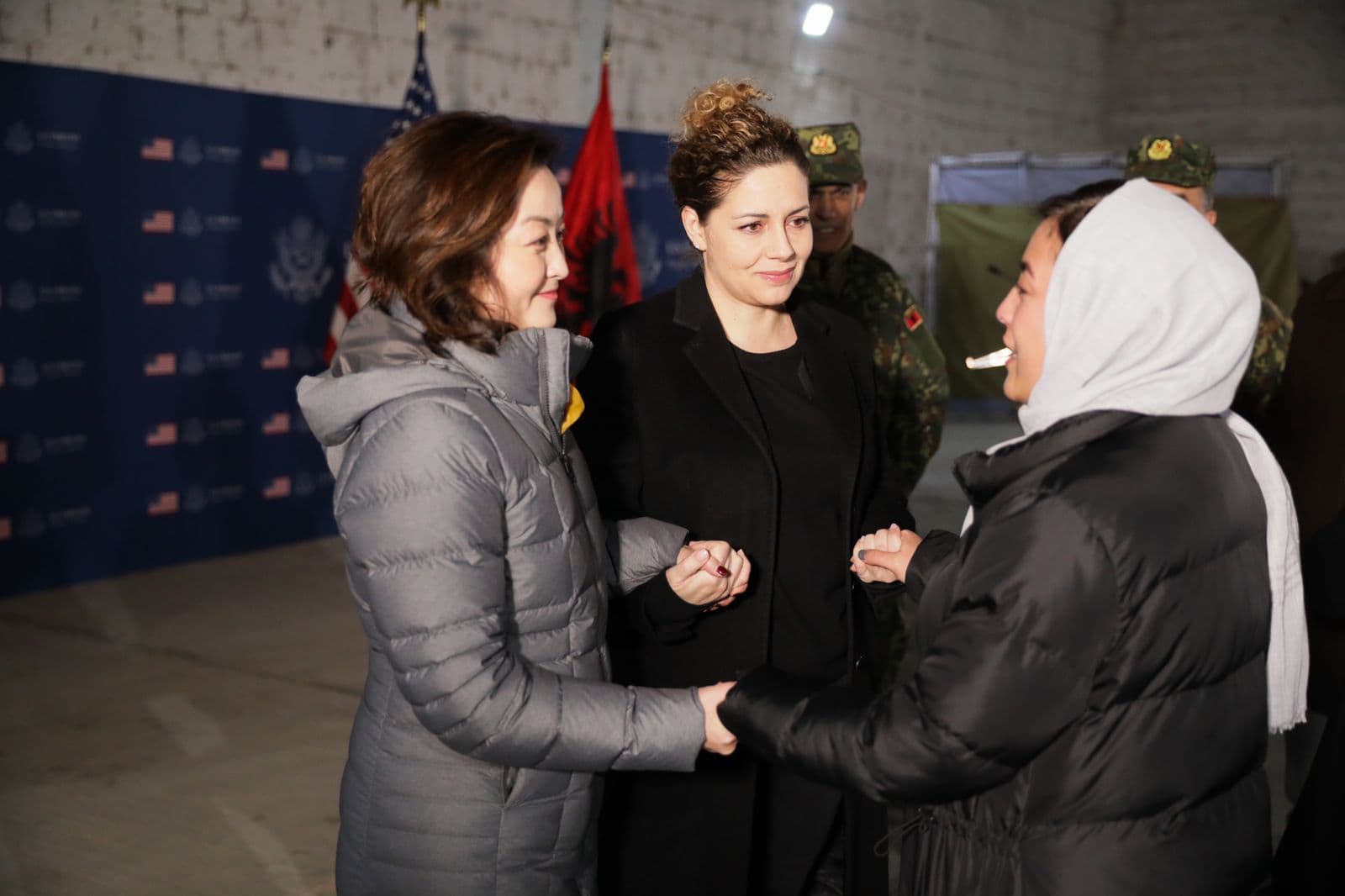 Xhaçka dhe Kim, përcjellin 212 afganë drejt SHBA, ambasadorja përmend nderin e shqiptarëve (VIDEO)