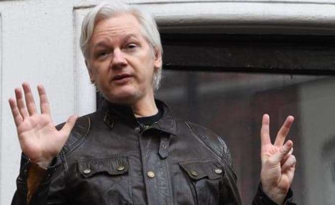 Julian Assange martohet në burg me ish-avokaten e tij