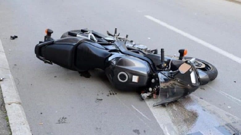 Aksidentoi për vdekje shtetasen dhe plagosi një tjetër, arrestohet 16-vjeçari