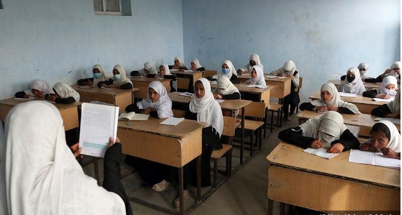 Talebanët në Afganistan mbyllin shkollat e mesme për vajzat, pak orë pas rihapjes