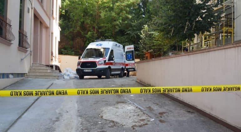 Plagosje me thikë në një kalçeto në Kamzë, pranga të dyshuarit