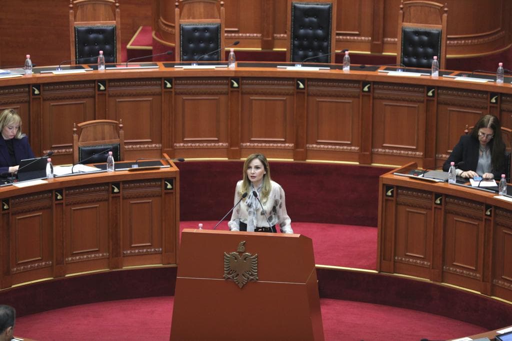 Tabaku: Nuk është rastësi që çmimi i naftës u ngrit si me buton! Bordi i ngritur, alla komunist
