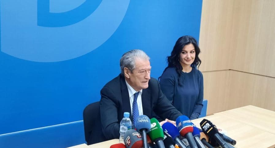 Legjitimimi i "11 dhjetorit" nga gjykata, Berisha mbërrin në selinë blu 