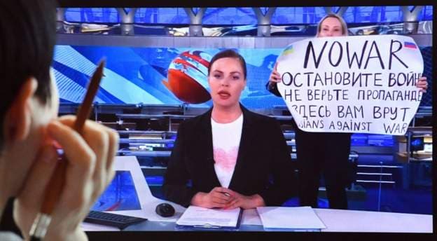 Protestoi në televizionin rus kundër luftës në Ukrainë, gazetarja “shpëton” nga akuzat penale