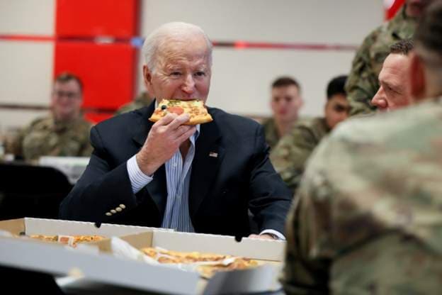 Biden ulet të hajë pica me ushtarët amerikanë në Poloni