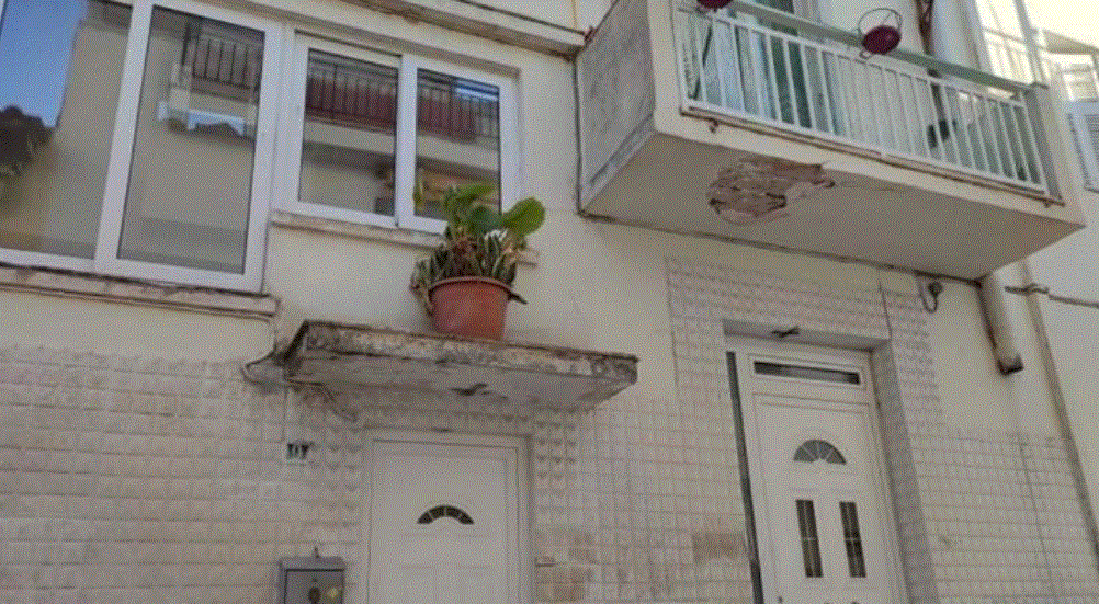 E rëndë në Greqi, shqiptarja hedh nga ballkoni nipin dhe mbesën e mitur