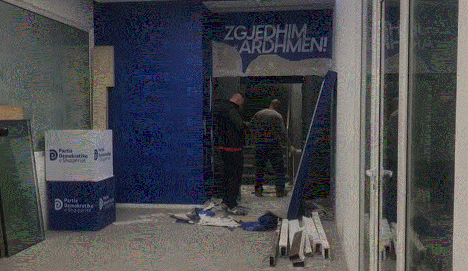 Hiqen dyert e blinduara nga selia e PD (VIDEO)