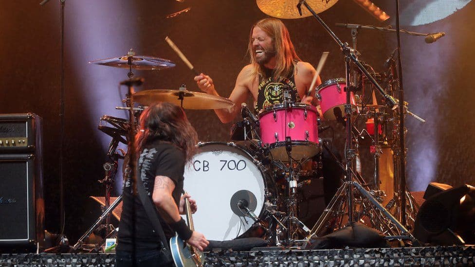 Taylor Hawkins, bateristi i Foo Fighters vdes në moshën 50-vjeçare