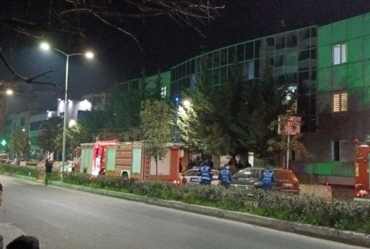 Bie zjarr në Komisariatin e Policisë në Kamëz, asfiksohen 3 persona