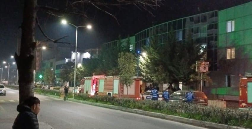 Zjarri me një të vdekur në komisariatin e Kamzës, arrestohen 2 policë, 3 nën hetim