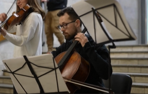 Muzikantët bëjnë koncert në stacionin e metrosë së Kharkiv-it