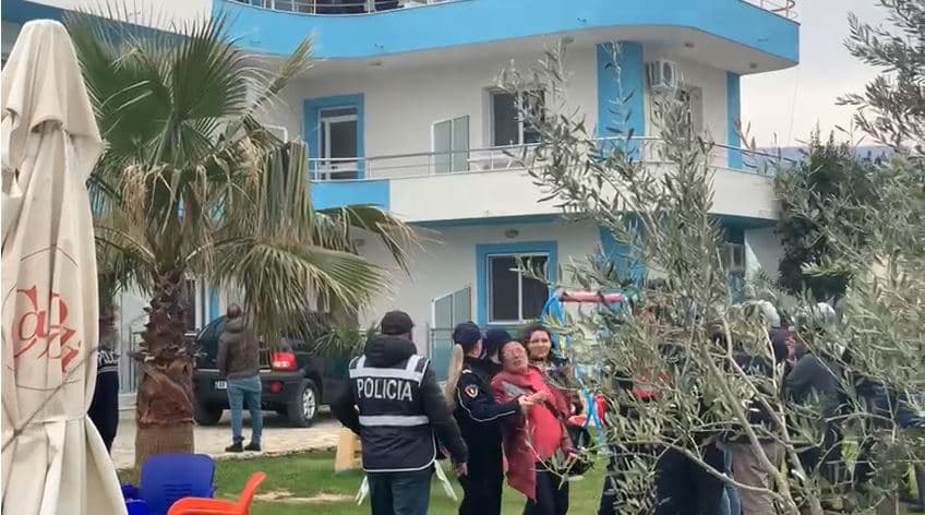 Video/ IKMT tenton të prishë një objekt në Radhimë, pronari kërcënon duke hipur mbi çati