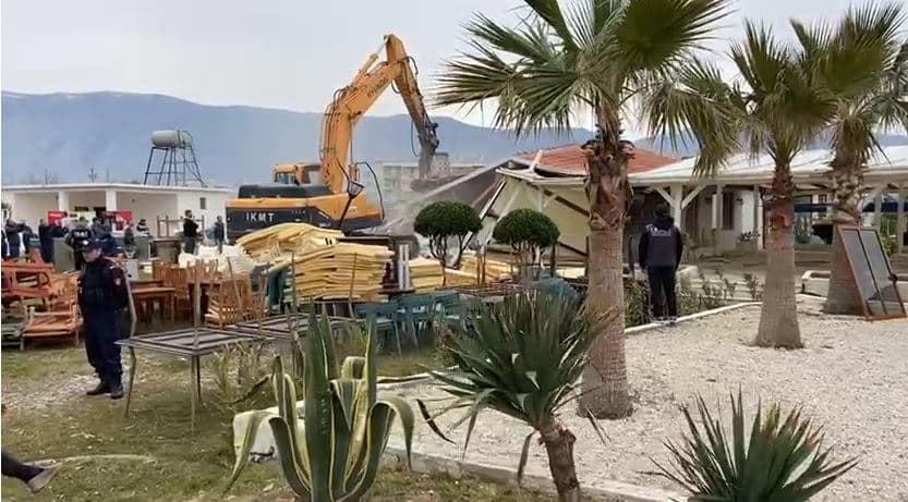  IKMT nis aksionin e prishjes së objekteve në vijën bregdetare të Radhimës (VIDEO)