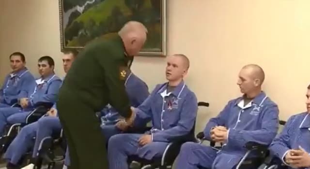 Rusia tregon dekorimin për “veteranët” e operacionit special në Ukrainë, djem të rinj që kanë humbur këmbët