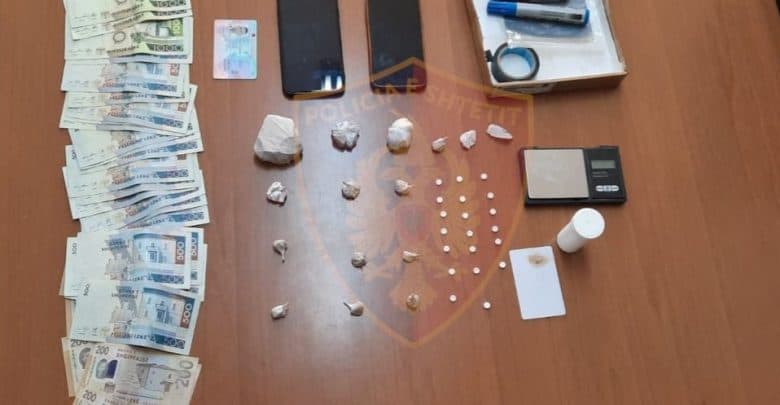 Shpërndanin droga të forta, 3 të arrestuar në Berat/ Emrat