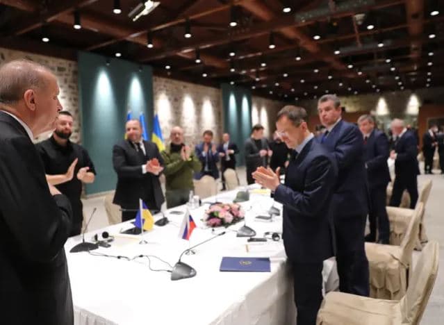Rusia: Negociatat konstruktive, takimi Putin-Zelensky është i mundur 