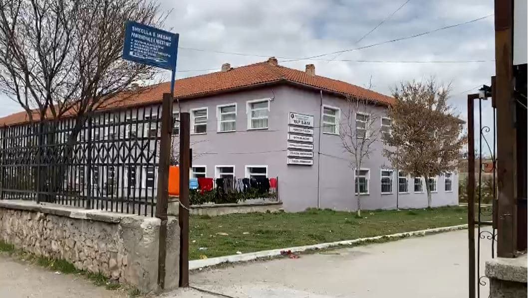 Konfliktohen tre nxënës në Korçë/ Dy përfundojnë në spital, një në komisariat