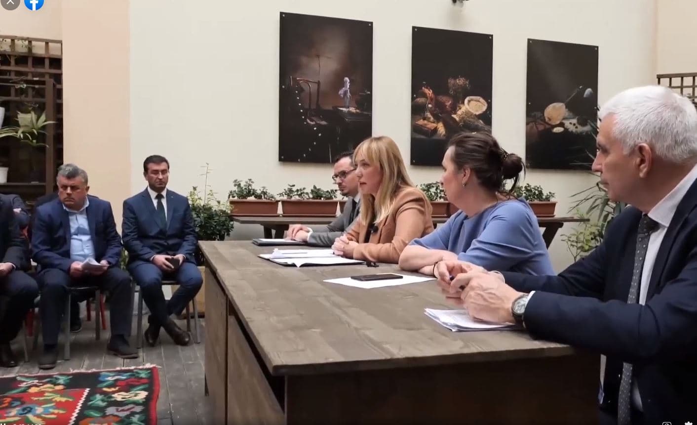       Gripi i shpendëve/ Krifca-kryebashkiakëve: Mbyllni tregjet që nuk janë të licencuara nga ministria