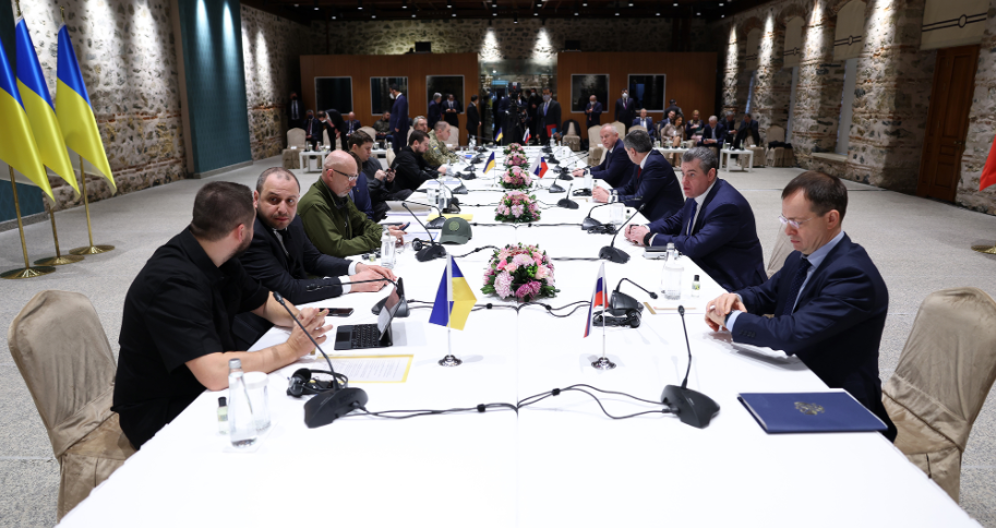 Frika nga helmimi, ministri i Jashtëm ukrainas: Mos hani e mos pini me rusët