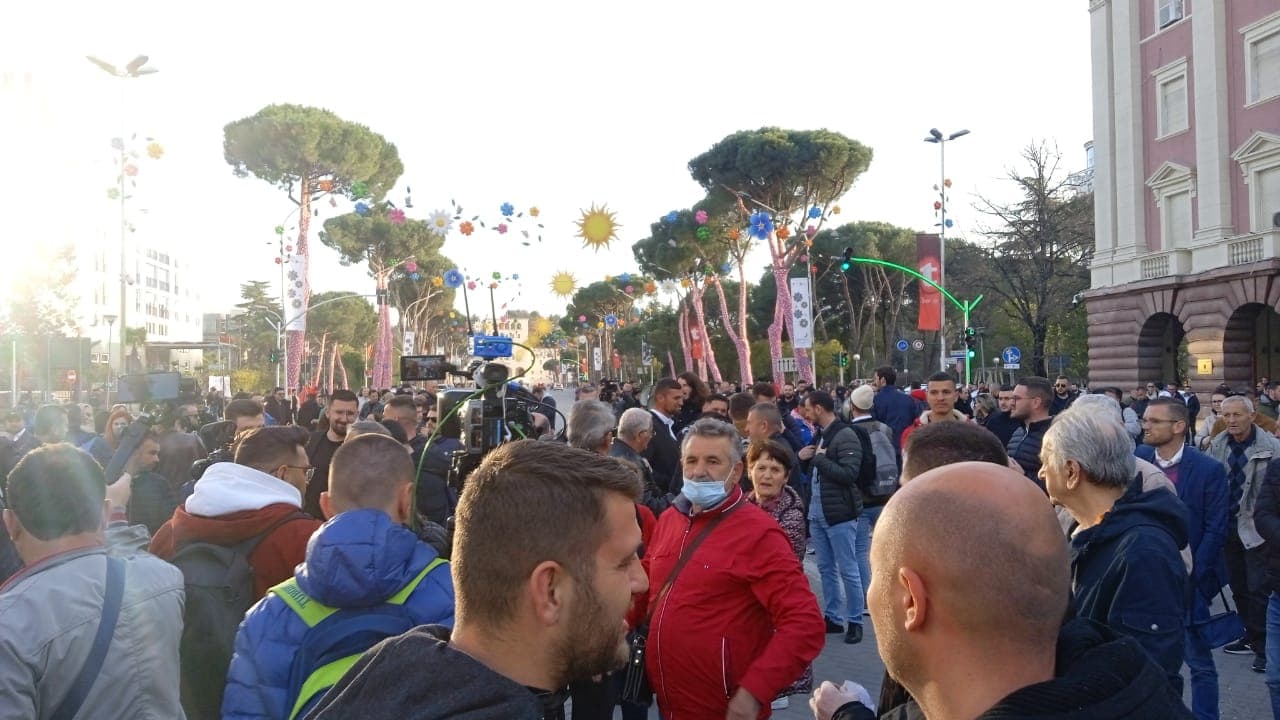 Rritja e çmimeve, nis protesta e radhës para Kryeministrisë