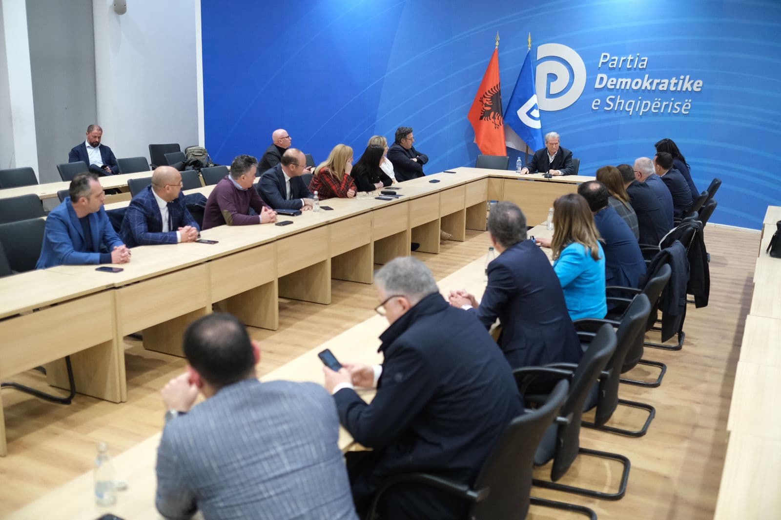 Berisha në mbledhjen e grupit të PD, Garo i përgjigjet Bardhit: Në demokraci vendos shumica