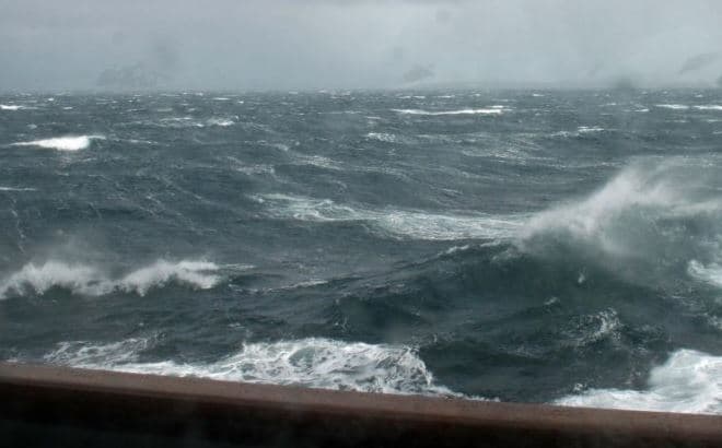 Moti i keq, porti i Durrësit pezullon lundrimet