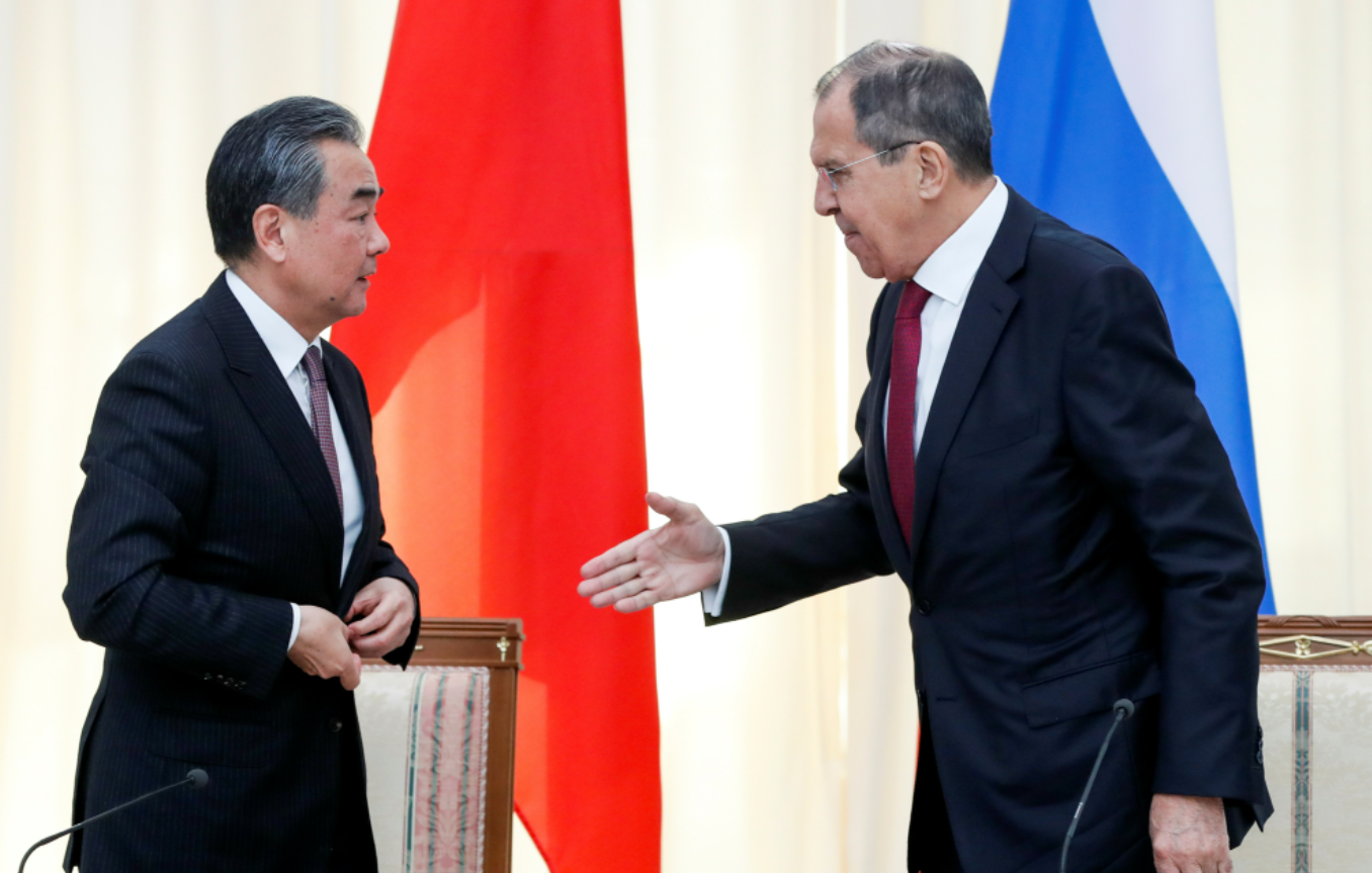 Ministri i Jashtëm kinez pas takimit me Lavrov: Të gatshëm për të forcuar marrëdhëniet dypalëshe