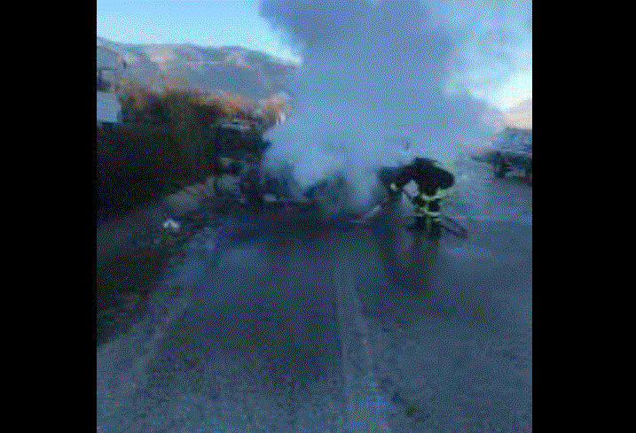 Digjet një makinë në Gjirokastër, policia heton shkaqet  