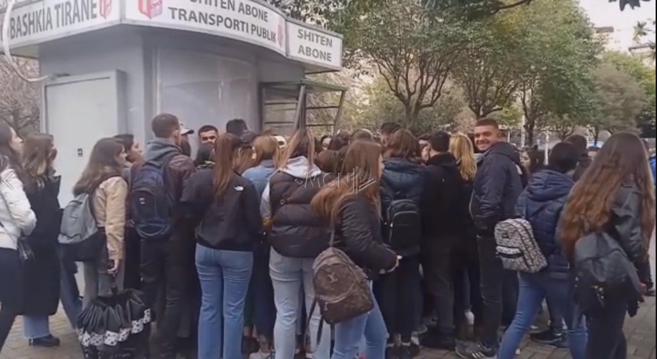 Kaos në pikat ku shiten abone, të rinjtë në radhë për dhjetëra minuta
