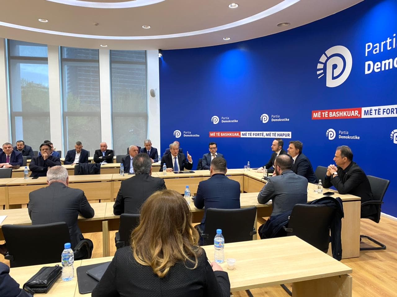 Mblidhet grupi parlamentar i PD/ I pranishëm Berisha, mungon Basha dhe disa deputetë (FOTO)
