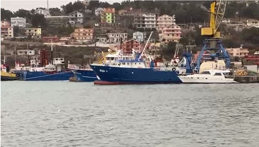 Moti i keq në Lezhë, pezullohen lundrimet detare në portin e Shëngjinit
