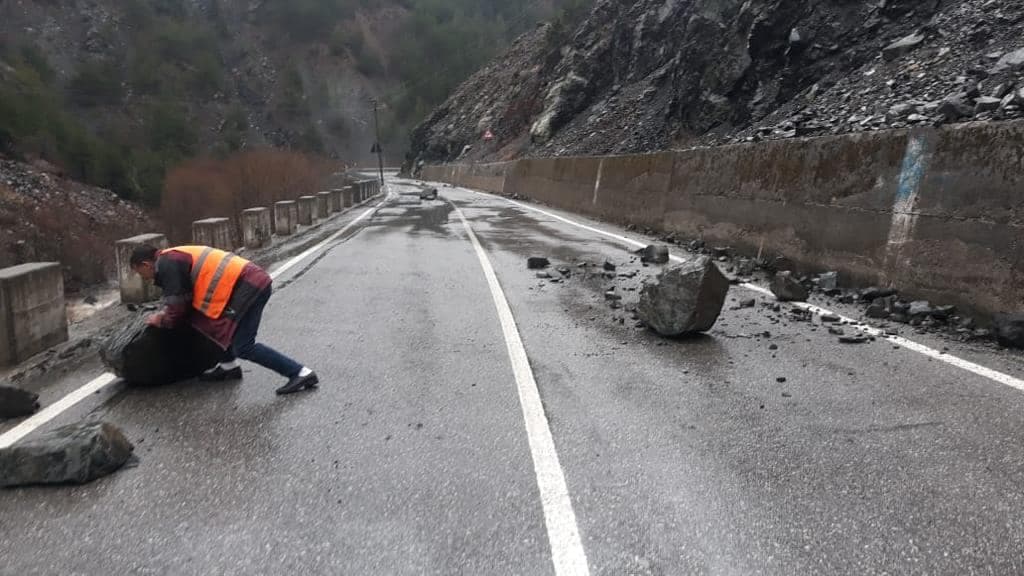 Moti i keq, rënie gurësh dhe dëmtime në Urën e Zapodit