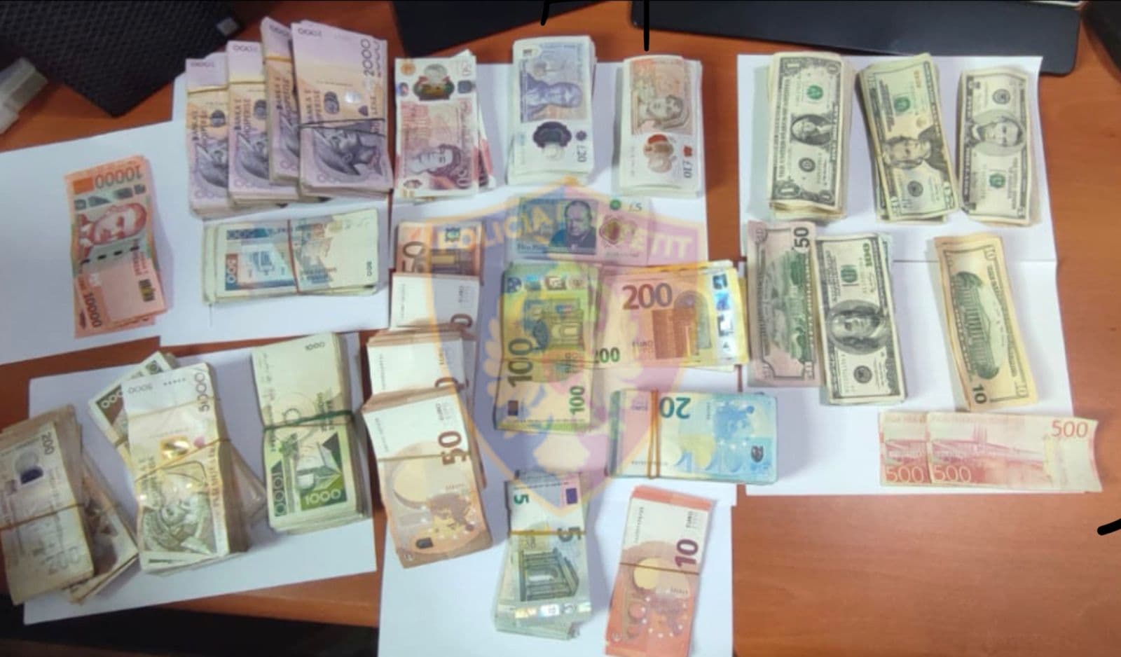 Akuzohet për fshehje të ardhurash, i gjenden para në banesë/ Në pranga 60-vjeçari
