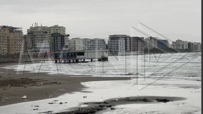 Bllokohet puna në portin e Shëngjinit, dallgët 7-8 ballë, pezullohet lundrimi në det