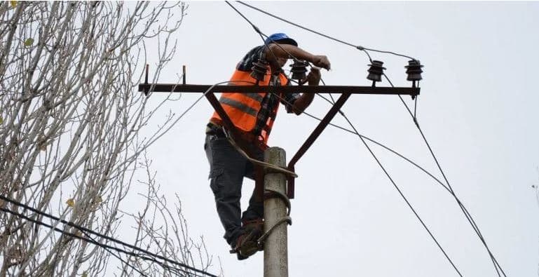 Moti i keq lë pa energji elektrike dhjetëra fshatra në Gjirokastër