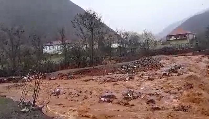 Del nga shtrati përroi i Muzhaqeve, rrezikohen banorët në Librazhd