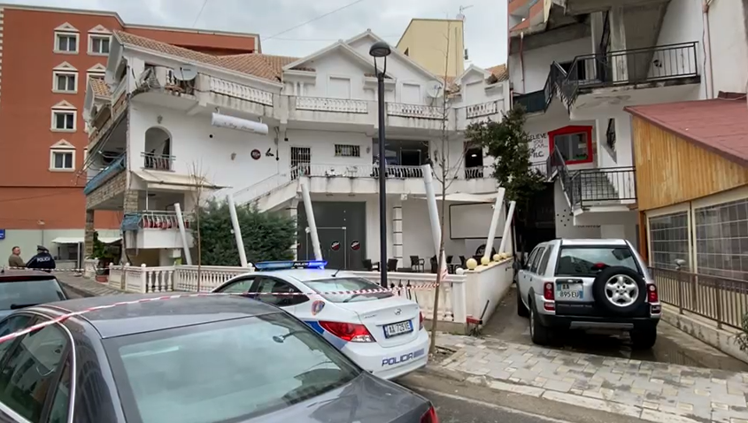 Panik në Lezhë, një person hedh një ndezës granate pranë një bari