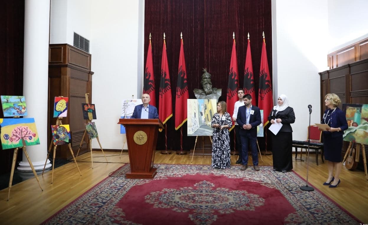 Fëmijët me spektrin autik ekspozitë në ambientet e Presidencës/ Meta: Tu garantojmë një arsim dhe edukim cilësor