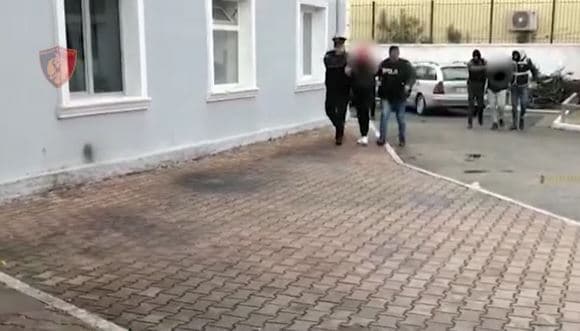 Video/ Transportonin lëndë narkotike me makinë, dy të arrestuar në Lezhë