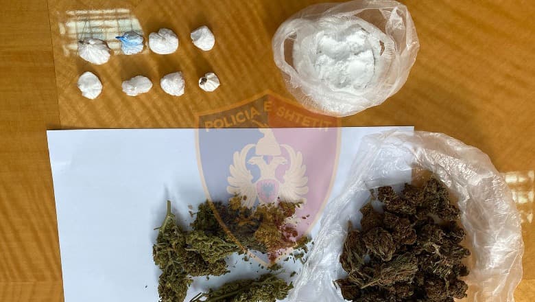 Kokainë dhe kanabis në Vlorë, një në pranga, procedohet një tjetër